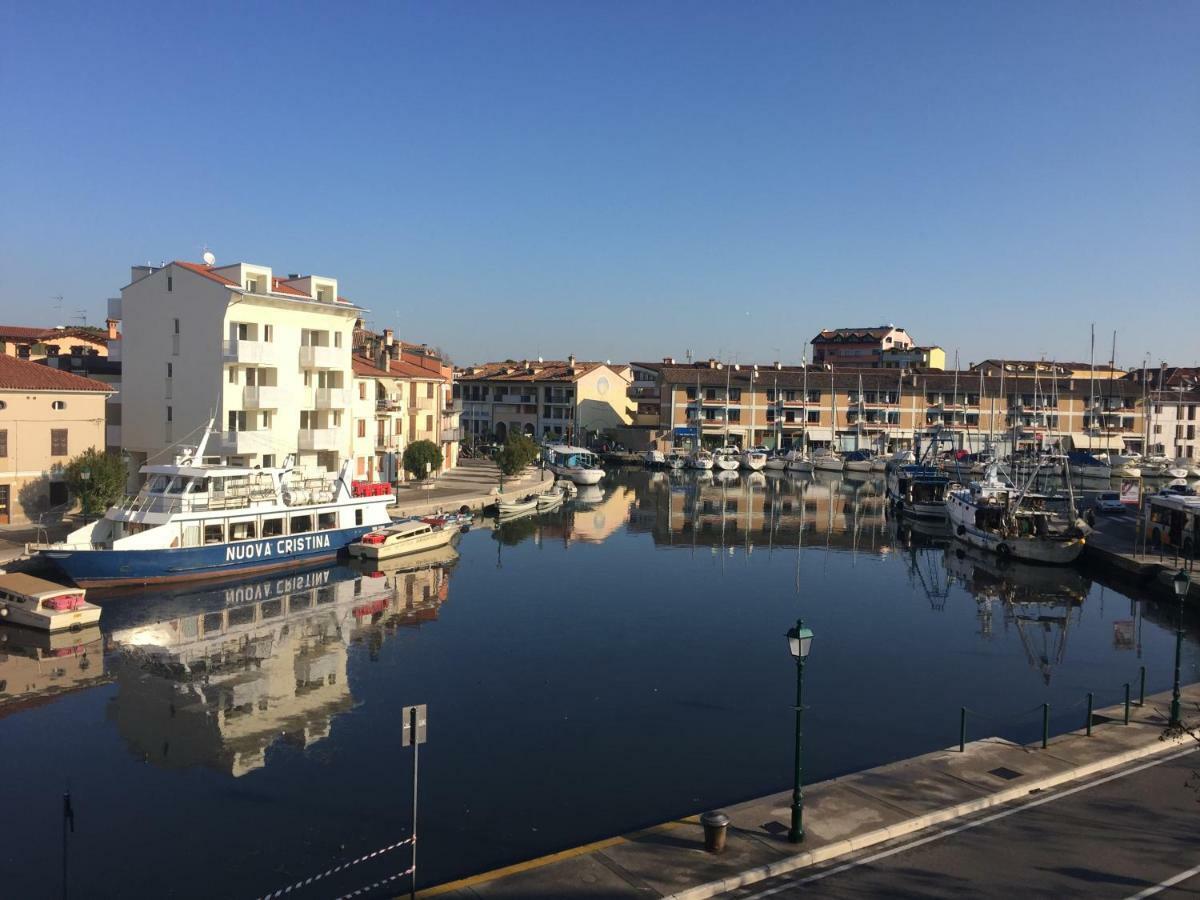 Old Harbour House Apartment Grado Bagian luar foto